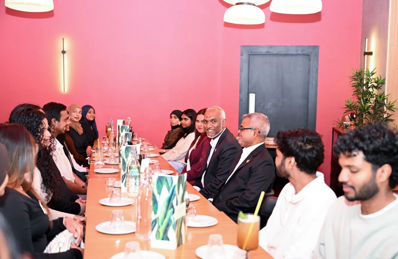 ރައީސް މުޢިއްޒު ލިވަޕޫލްގައި ކިޔަވާ ދަރިވަރުންނާ ބައްދަލު ކުރެއްވުން: ފޮޓޯ/ ރައީސް އޮފީސް