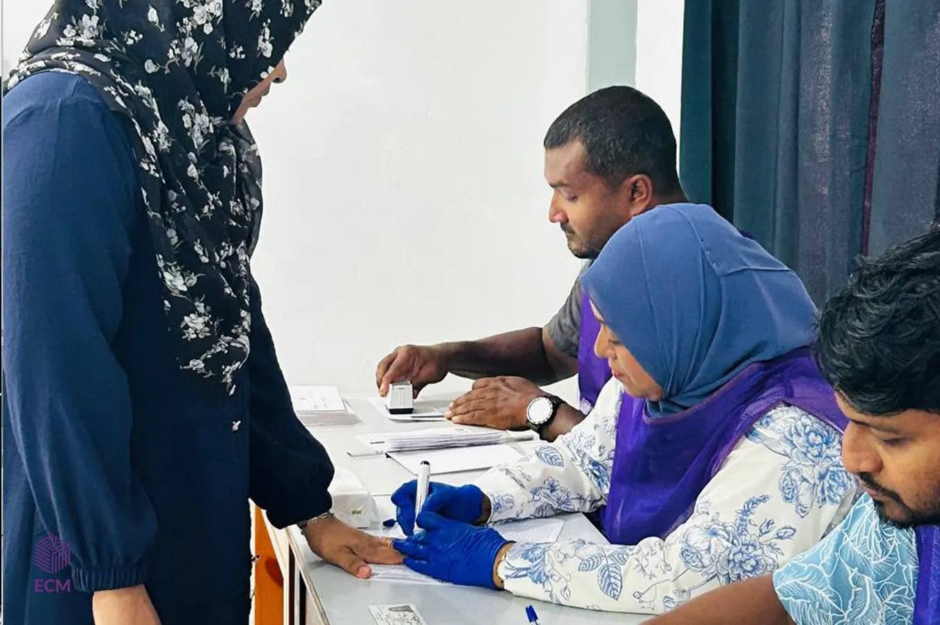 މީދޫ ކައުންސިލްގެ ރައީސް ހޮވުމުގެ އިންތިޚާބުގެ ވޯޓުލުން ފަށައިފި