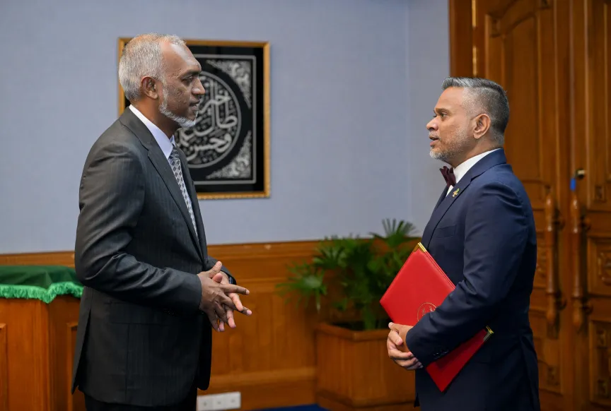 ޕީޖީ އައްބާސް ރައީސް މުއިއްޒުގެ އަރިހުގައި