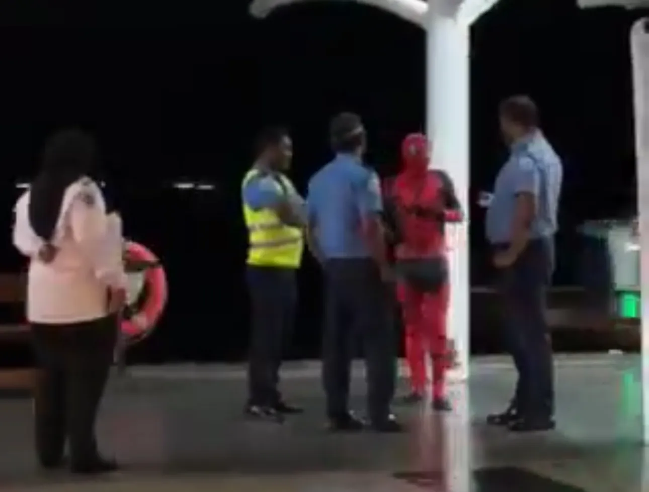 “ޑެޑް ޕޫލް” ކޮސްޓިޔުމްގައި ވެލާނާ އިންޓަރނޭޝަނަލް އެއާޕޯޓްގައި އުޅުނު މީހެއް ހިފަހައްޓައި ސުވާލުކުރަނީ—