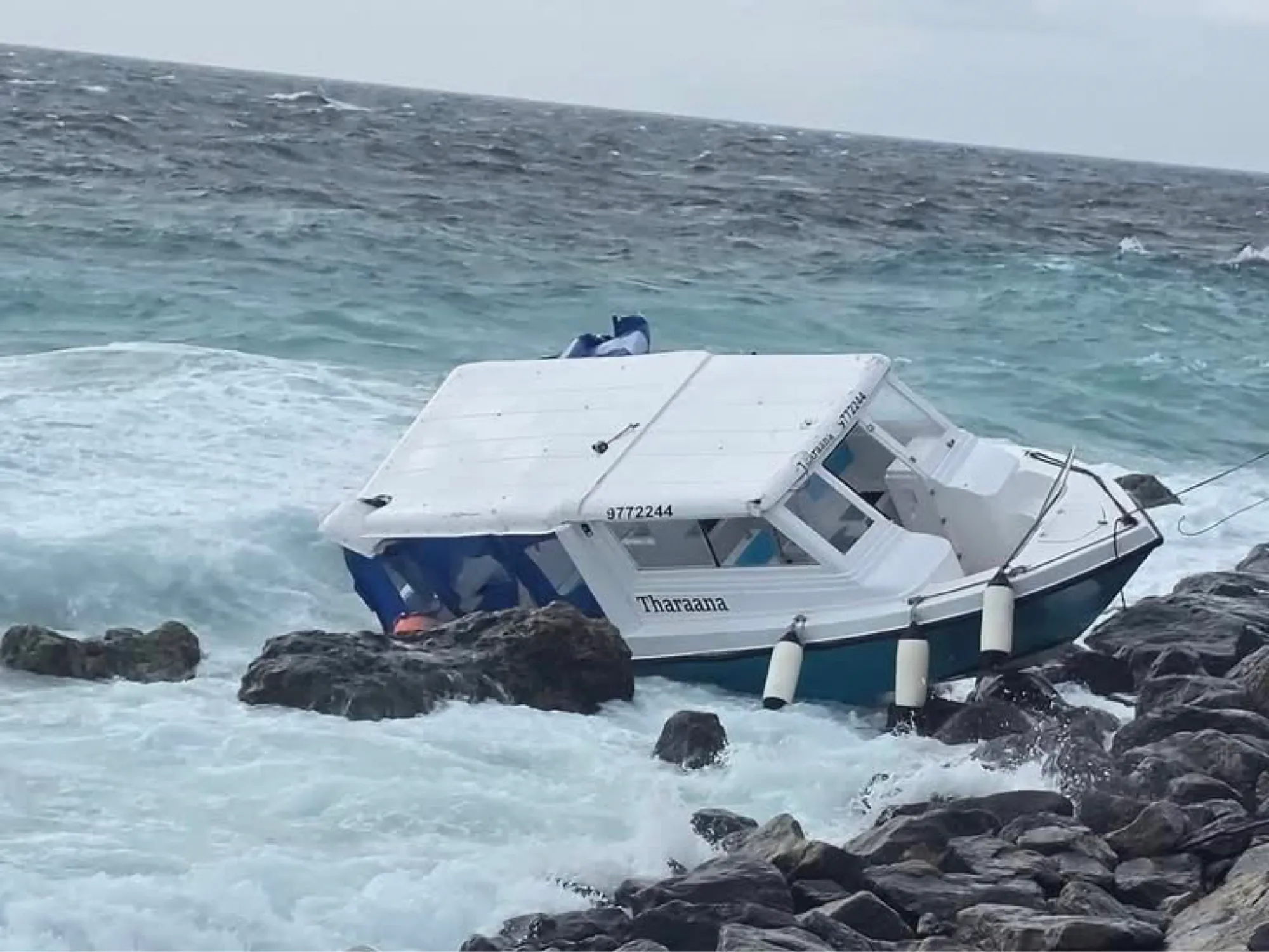ކުޅުދުއްފުށީ އެއާޕޯޓާ ދިމާ ތޮށިގަނޑަށް ލޯންޗެއް އަރައި ގެއްލުންވެއްޖެ