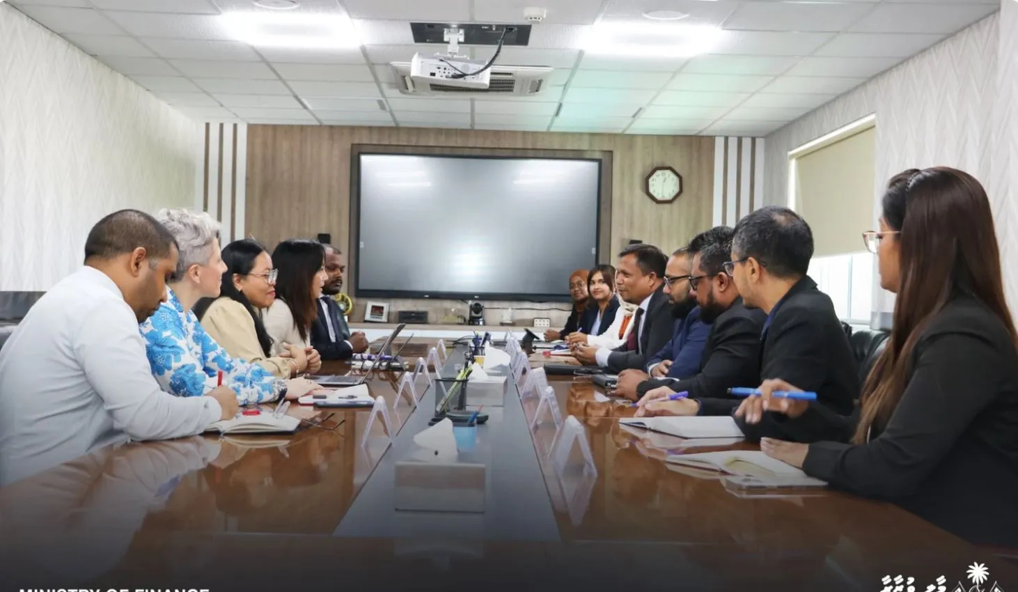 ފިނޭންސް މިނިސްޓަރ އޭޑީބީގެ އެގްޒެކެޓިވް ޑިރެކްޓަރާ ބައްދަލުކުރައްވައިފި