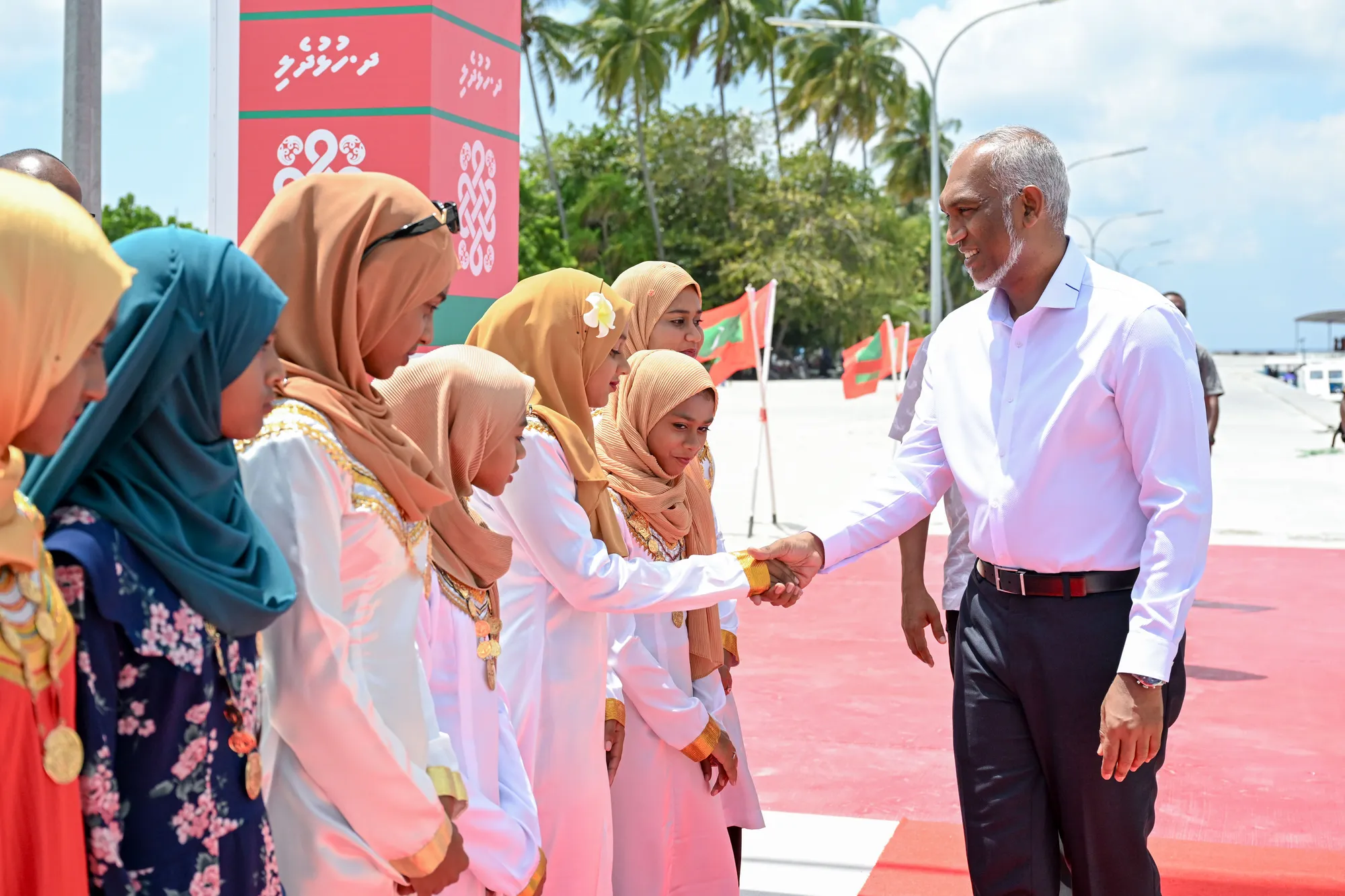 ރައީސުލްޖުމްހޫރިއްޔާ ޑރ. މުހައްމަދު މުއިއްޒަށް ރަށަކުން މަރުހަބާ ކިޔަނީ