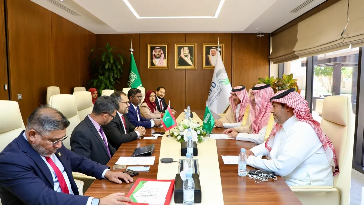 Minister Zameer holding discussions with the CEO of the Saudi Fund for Development (SDF) (Photo/Foreign Ministry)