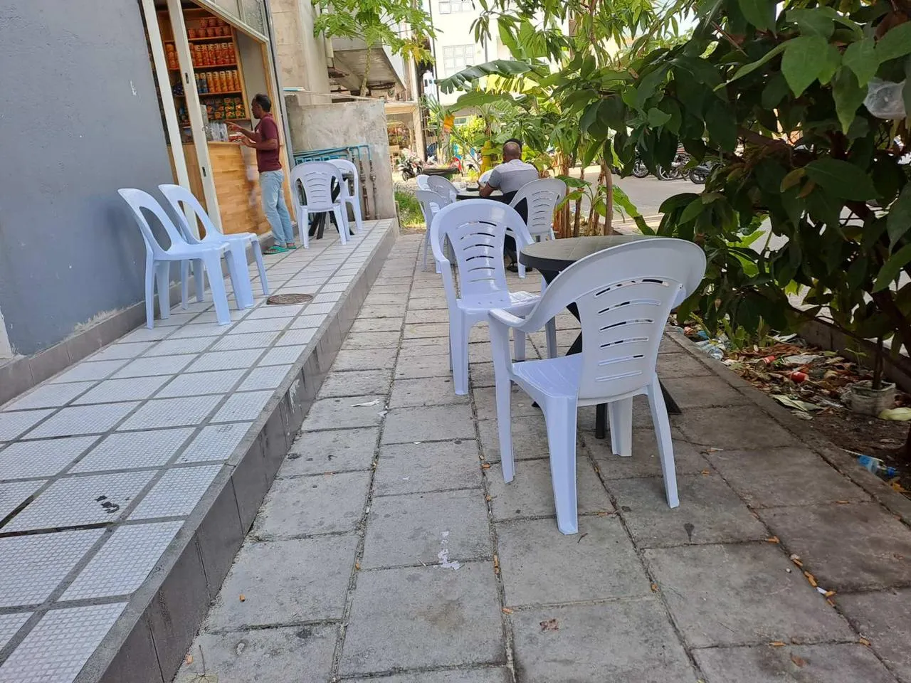 ޕޭމަންޓު މަތީގައި ގޮނޑި މޭޒު ޖަހައިގެން ވިޔަފާރިކުރުން ހުއްޓާލުމަށް އަރބަންކޯއިން އަންގައިފި