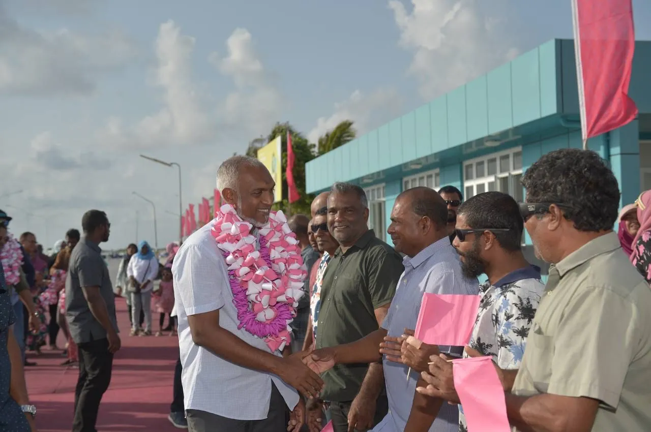 ކުޅުދުއްފުށިން ޑރ މުއިއްޒަށް ހޫނު މަރުހަބާއެއް!