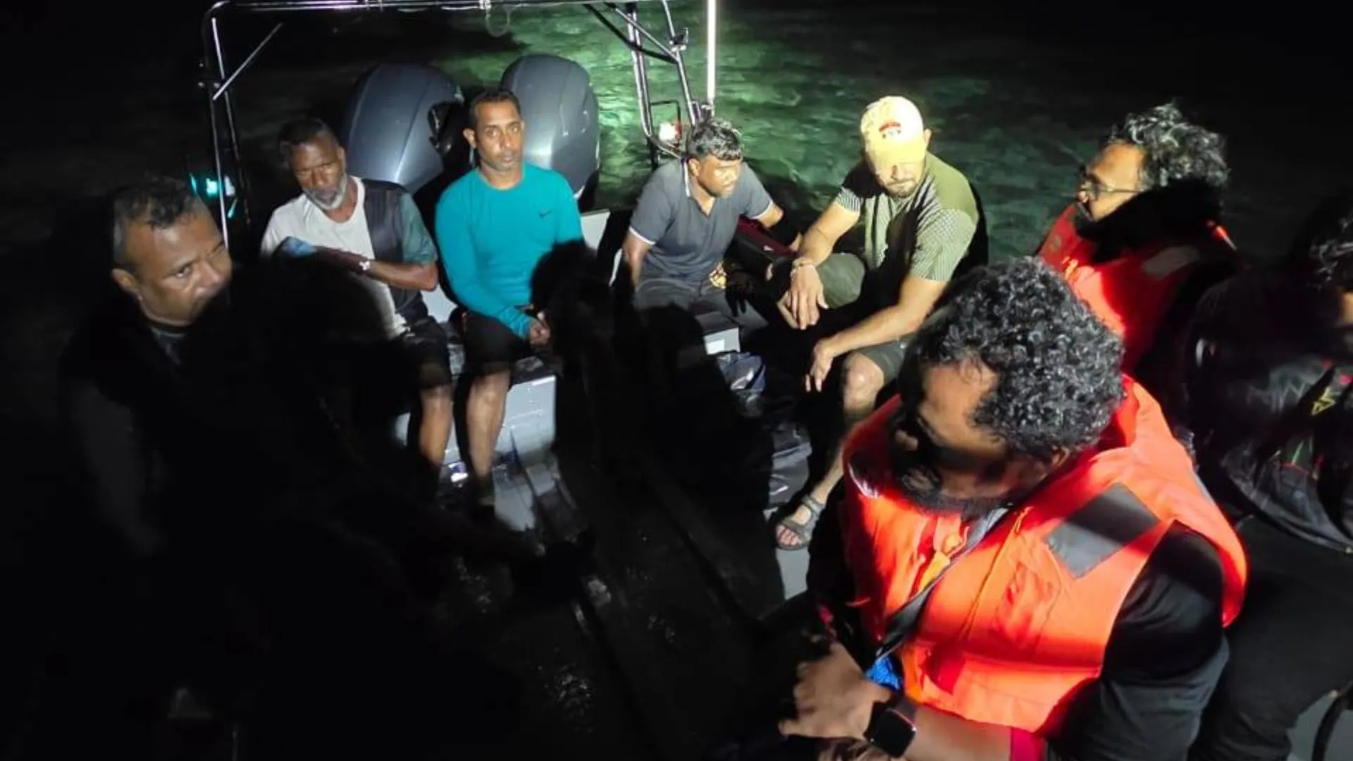 ފުށިދިއްގަރު ފަރަށް އެރި މީހުން ފުލުހުން ސަލާމަތްކުރަނީ -- ފޮޓޯ: ޕޮލިސް