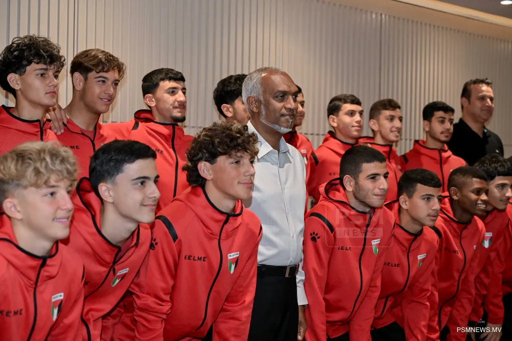 President Dr. Muizzu with Palestinian Under-17 national football (Photo/President's Office)