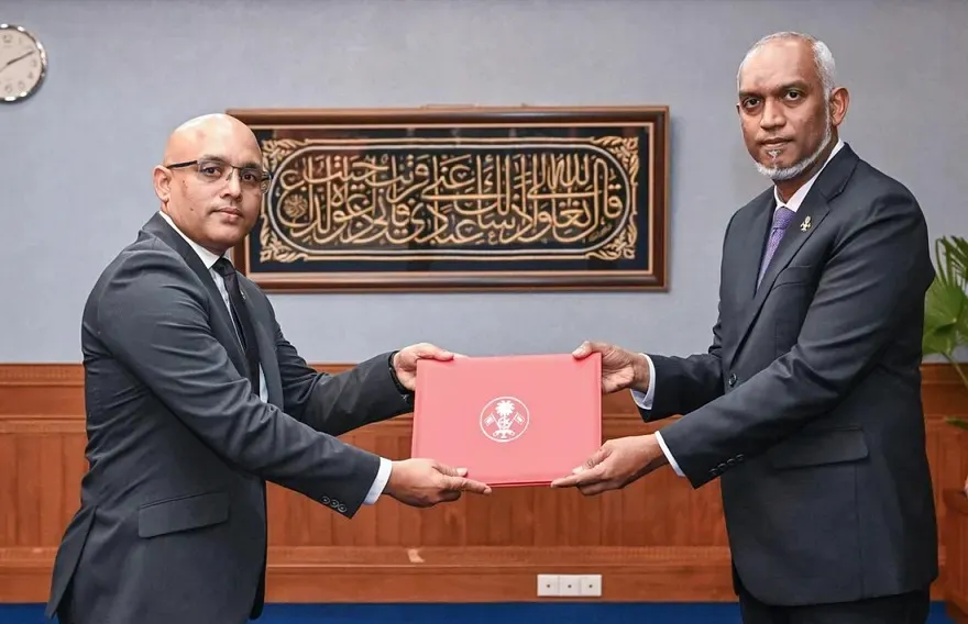 އައު ވަޒީރަށް ފަތްކޮޅު އަރުވަނީ - ފޮޓޯ: ރައީސް އޮފީސް