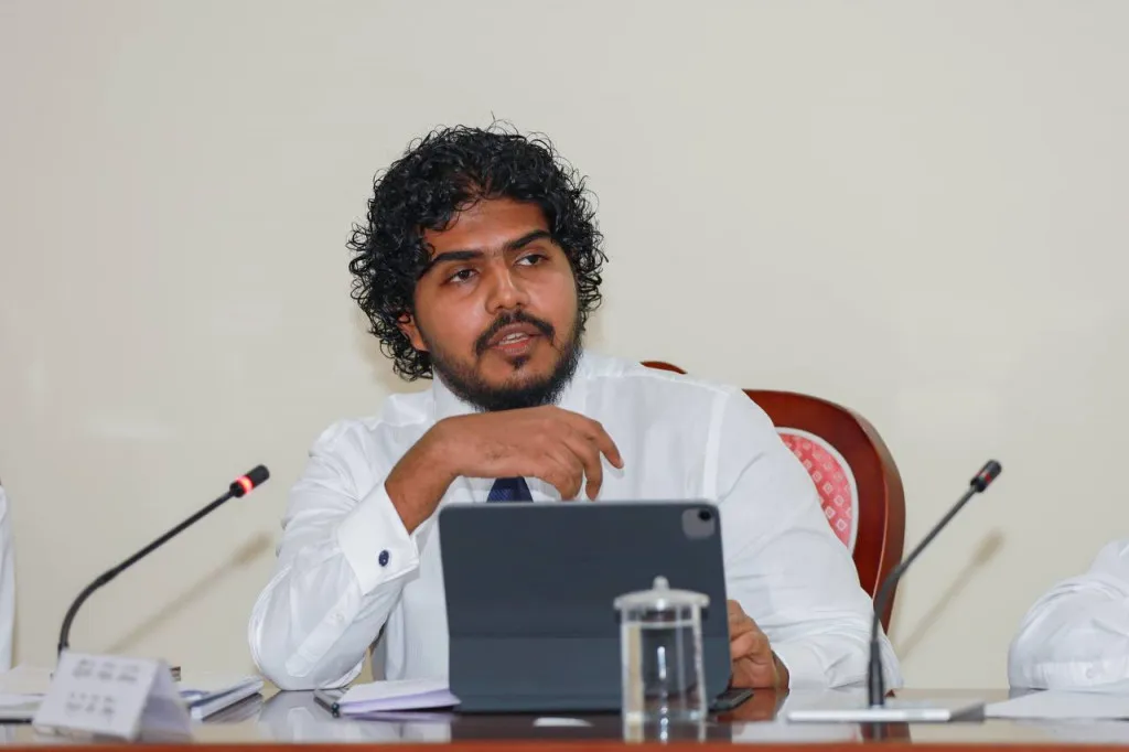 އަޒާން ކޮމިޓީގެ ބައްދަލުވުމެއްގައި: ފޮޓޯ/ މަޖިލިސް