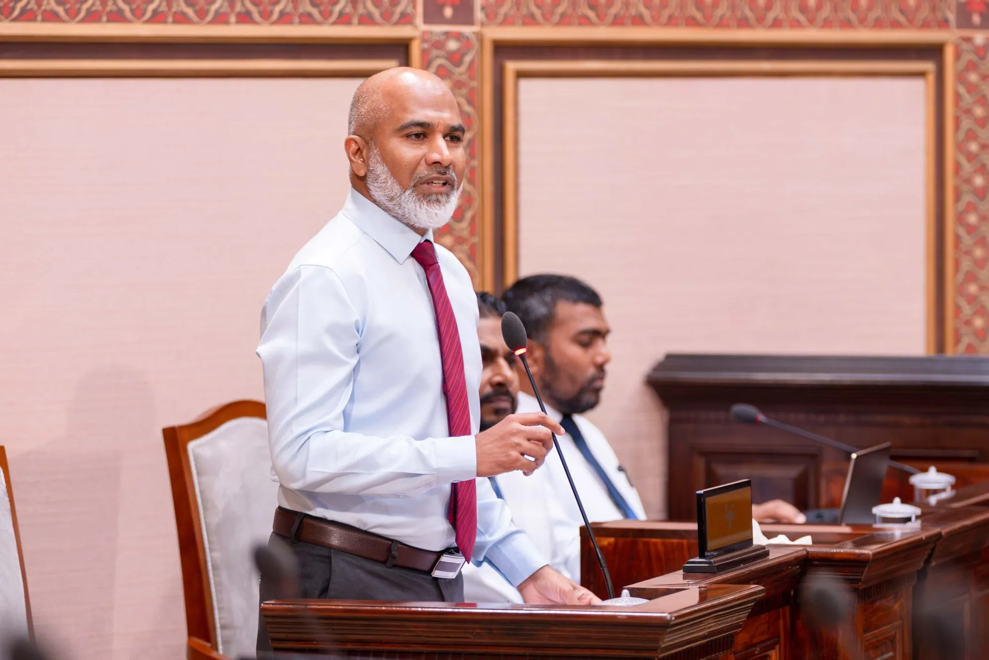 ސްކޫލްތަކުގެ ނަން ބޭނުން ކޮށްގެން ޔޫނިއަން ހެދުމަކީ ހުއްދަކަމެއް ނޫން: ވަޒީރު