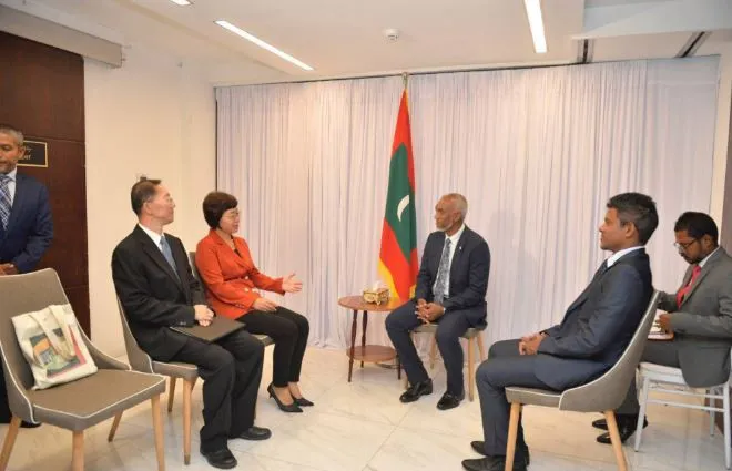 ރައީސުލްޖުމްހޫރިއްޔާ ޑރ.މުއިއްޒު މީގެކުރިން ޗައިނާއަށް ކުރެއްވި ޒިޔާރަތުގައި އެޤައުމުގެ ކަމާބެހޭ އިދާރާތަކުގެ ބޭފުޅުންނާއެކު ބޭއްވެވި ބައްދަލުކުރެއްވުމެއްގެ ތެރެއިން...