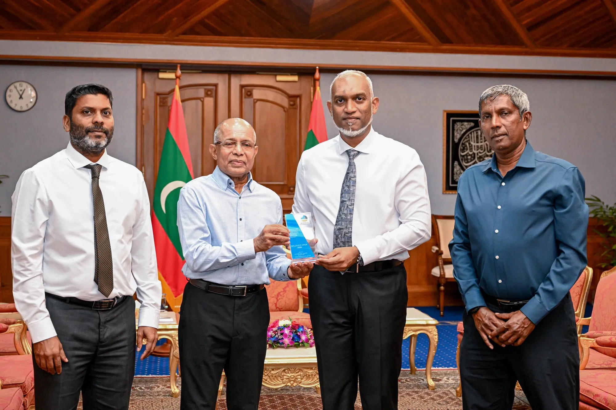 މޯލްޑިވްސް އޯޕަން ގޮލްފިން މުބާރާތުގެ ސިމްބޮލިކް ޖާޒީއާއި ފިލާ ރައީސް މުޢިއްޒަށް ހަދިޔާކުރުން: ފޮޓޯ/ ރައީސް އޮފީސް