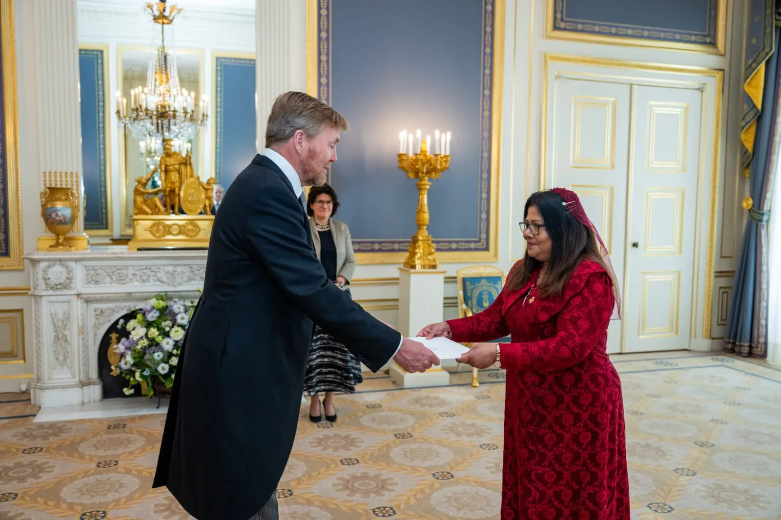 ގީލާގެ ސަފީރު ކަމުގެ ފަތްކޮޅު އެރުވުން: ފޮޓޯ/ ފޮރިން މިނިސްޓްރީ