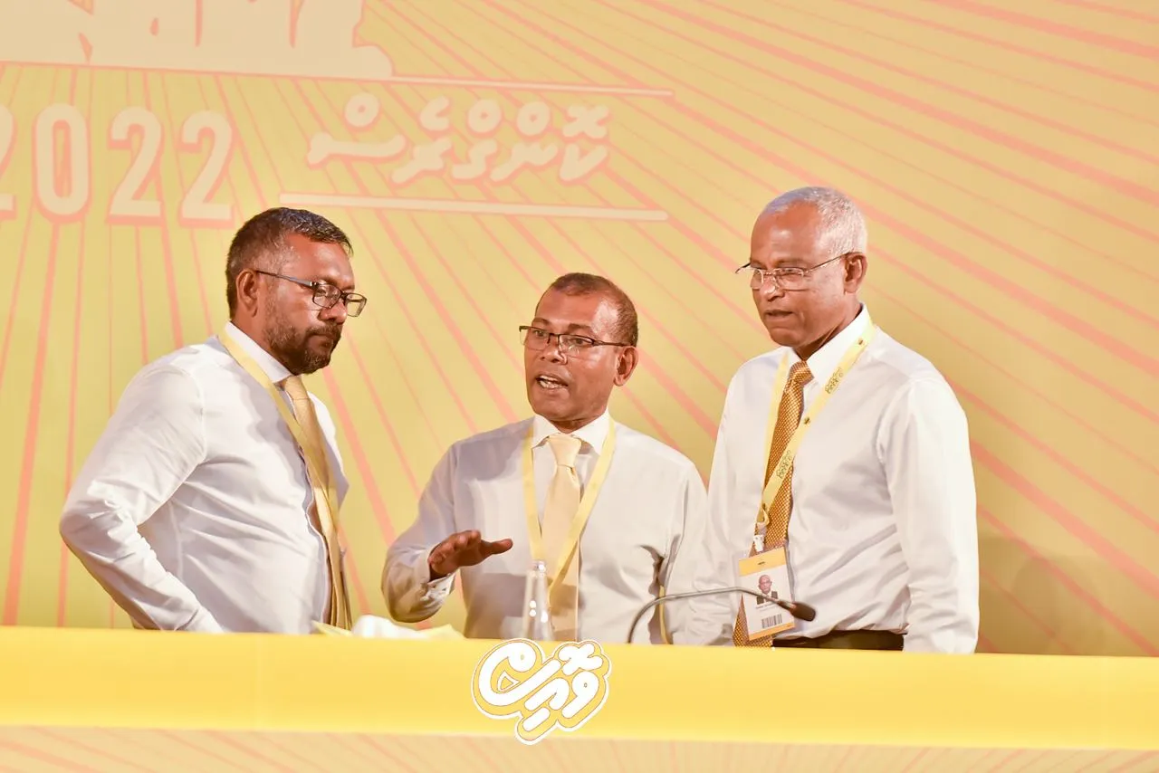 ފޯޅަވަހި މައްސަލާގައި ރައީސް ޞާލިހުގެ އިހުމާލު އެބައޮތް؛ ޕާޓީން ވަކިކުރަންވީ ޢާޒިމެއް ނޫން: ރައީސް ނަޝީދު