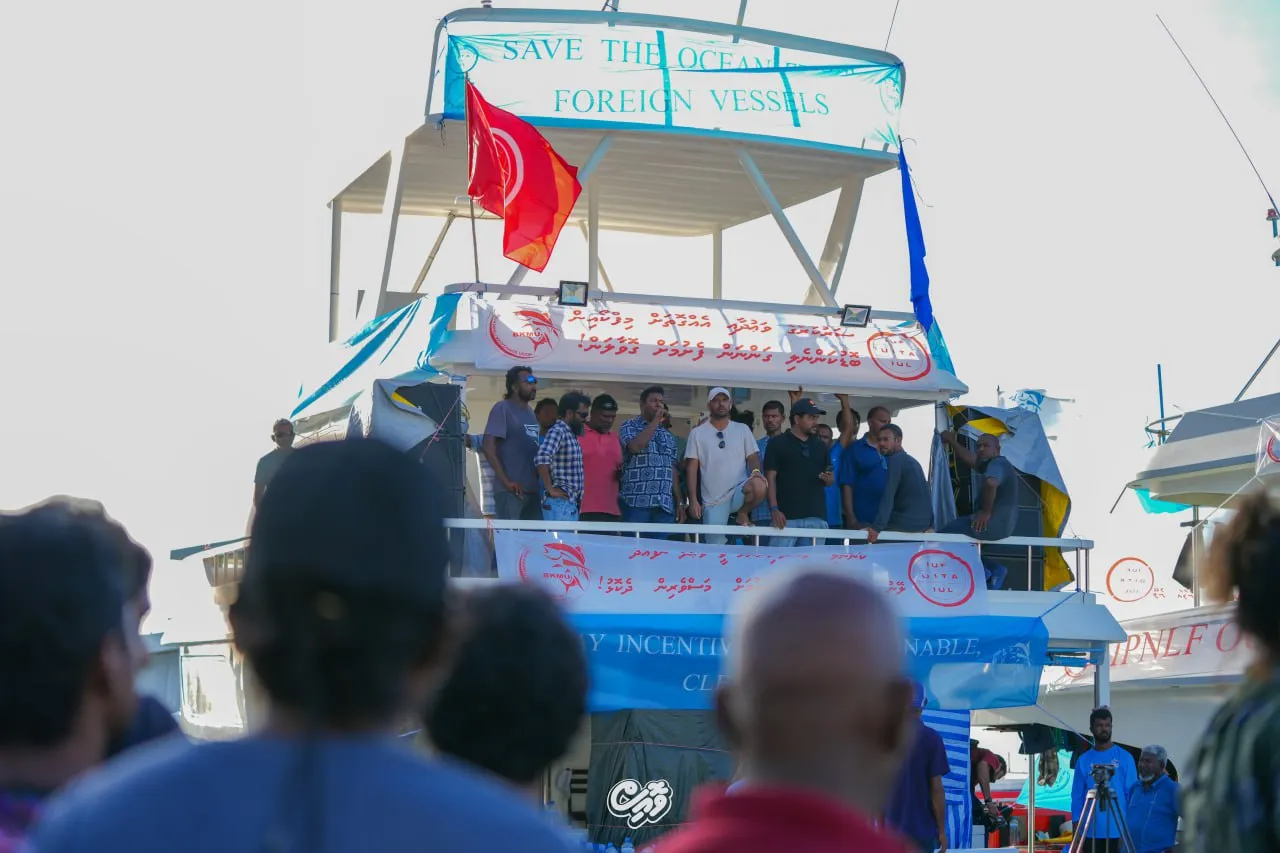 މާލޭގައި މަސްވެރިން ކުރި މުޒާހަރާ --- ފޮޓޯ: ވޮއިސް
