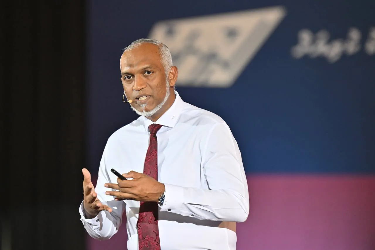 ރައީސް ޑރ މުޙައްމަދު މުޢިއްޒު: ފޮޓޯ/ ރައީސް އޮފީސް