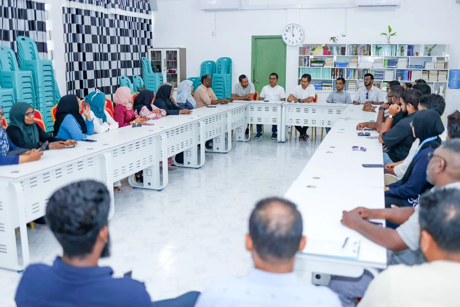 އައްޑޫސިޓީގެ ވިޔަފާރިވެރިންނަށް ހުރި ގޮންޖެހުންތައް އިގްތިސާދީ ވަޒީރު އޮޅުންފިލުވައިފި