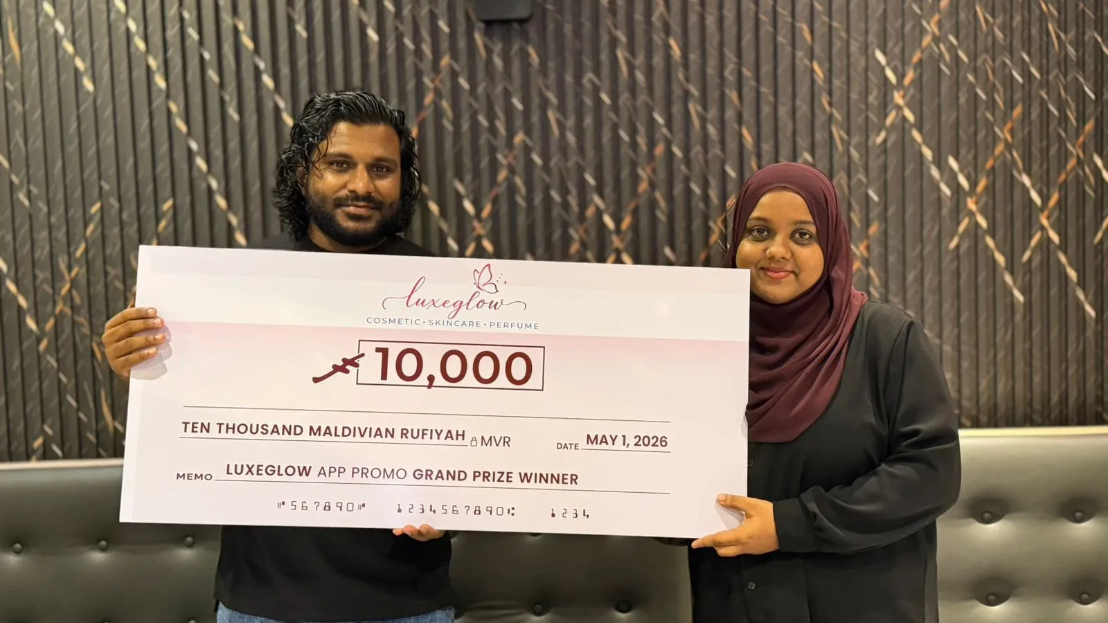ލަކްސް ގްލޯގެ ޕްރޮމޯޝަނުގައި ފައިސާގެ އިނާމު ލިބުނު ފަރާތާ ޗެކު ހަވާލު ކުރުން -