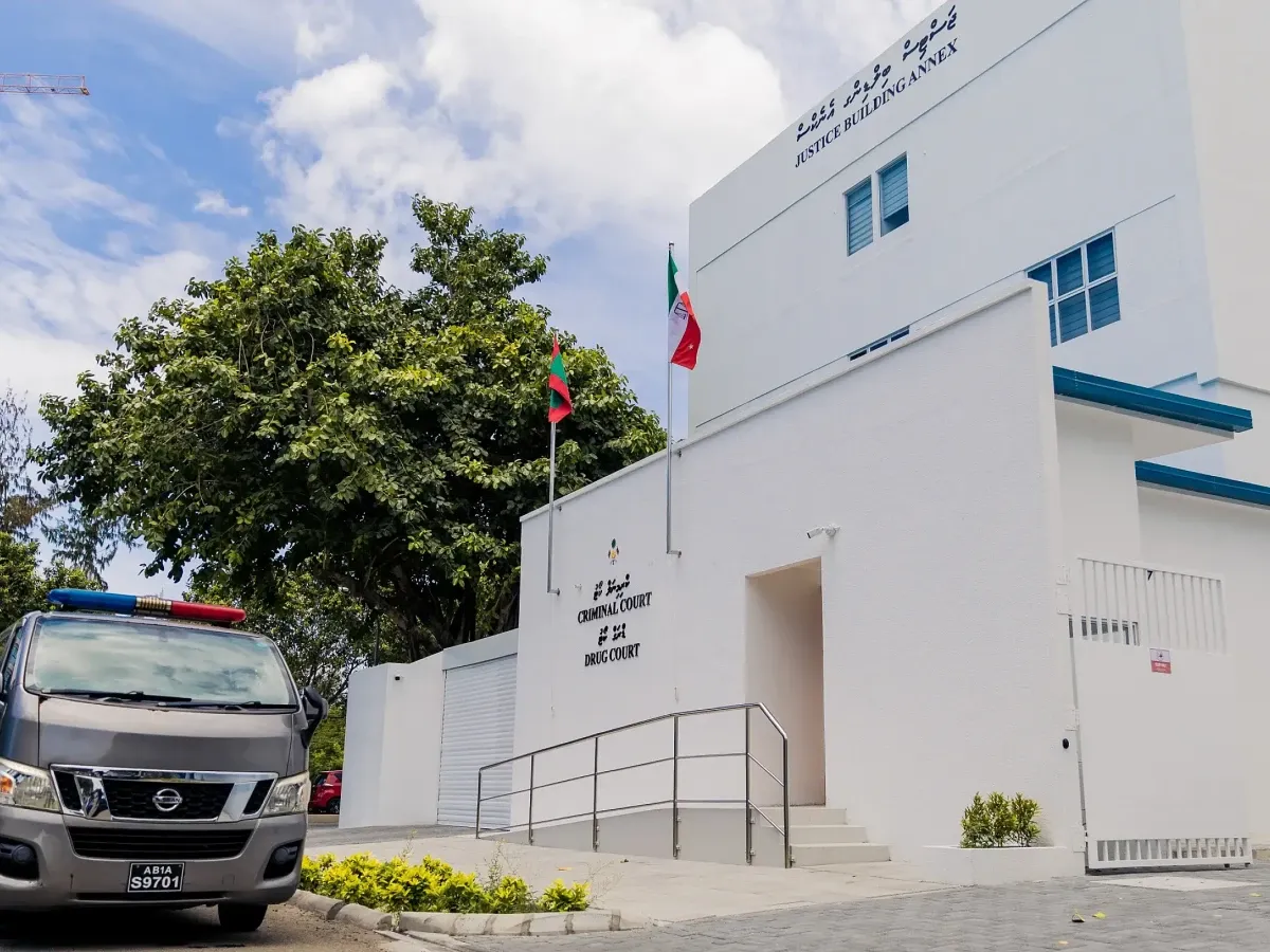 ކުރިމަތި ފަރާތުގައި މަސްތުވާތަކެތި ފޮރުވައިގެން އެތެރެކުރަން އުޅުނު މީހަކު ހައްޔަރުކޮށްފި