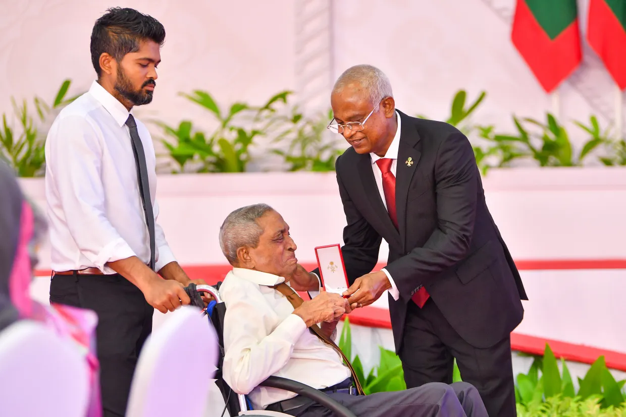 ދިވެހި ދައުލަތައް ހިދުމަތް ކުރުމުގެ އިނާމު ކަރމްބެއަށް ދެއްވަނީ | ފޮޓޯ : ރައީސް އޮފީސް