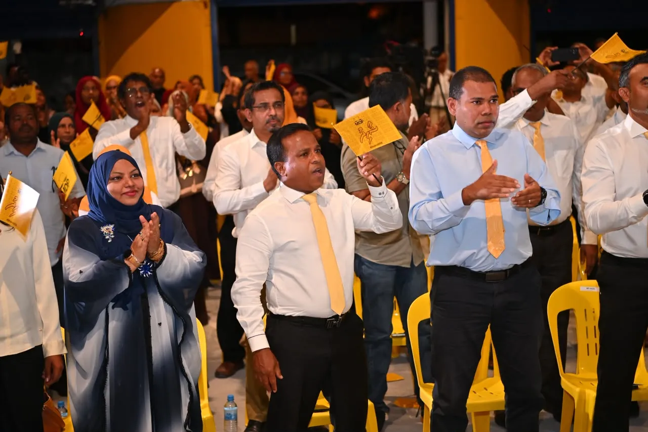 އަހުމަދު އަބްދުﷲ އައްޑޫގައި ބޭއްވި ޝާހިދުގެ ކެމްޕެއިން ޖަލްސާގައި ބައިވެރިވަނީ -- ފޮޓޯ: ދުވަސް