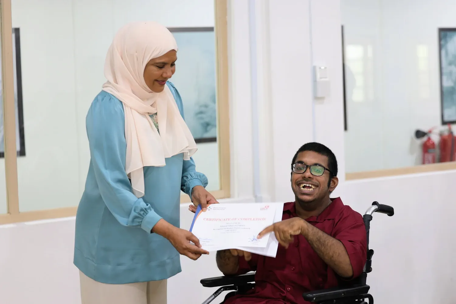 ތަމްރީނު ހާސިލްކުރި ފަރާތްތަކަށް ލިޔުން ހަވާލު ކުރުން- ފޮޓޯ: މިނިސްޓްރީ