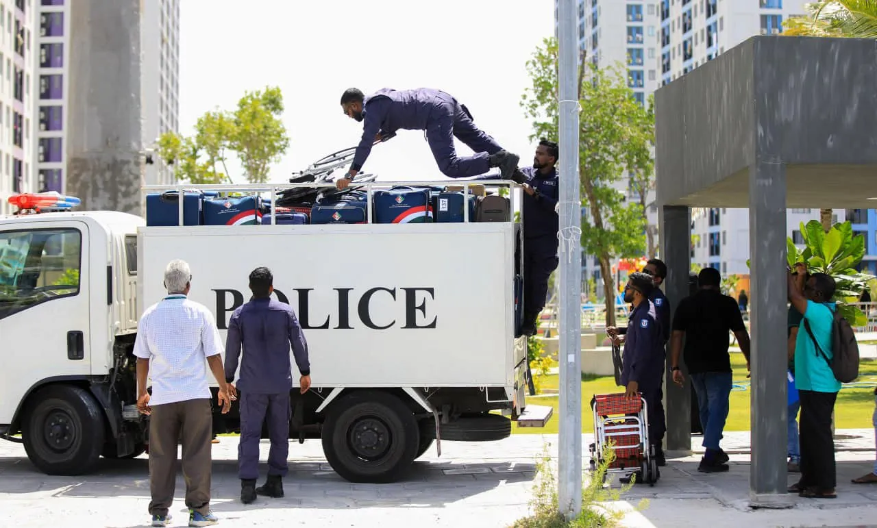 ހައްޖުގެ އަޅުކަމަށް މީހުން ފުރުވުމުގެ ކަންކަމުގައި ފުލުހުން އެހީތެރިވަނީ.. ފޮޓޯ/ޕޮލިސް