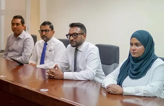 އެމްއެންޔޫ އާއި ސްޓޭޓް ފާމަސީގެ ވެރިން ބައްދަލު ކުރަނީ -- ފޮޓޯ: ސްޓޭޓް ފާމަސީ