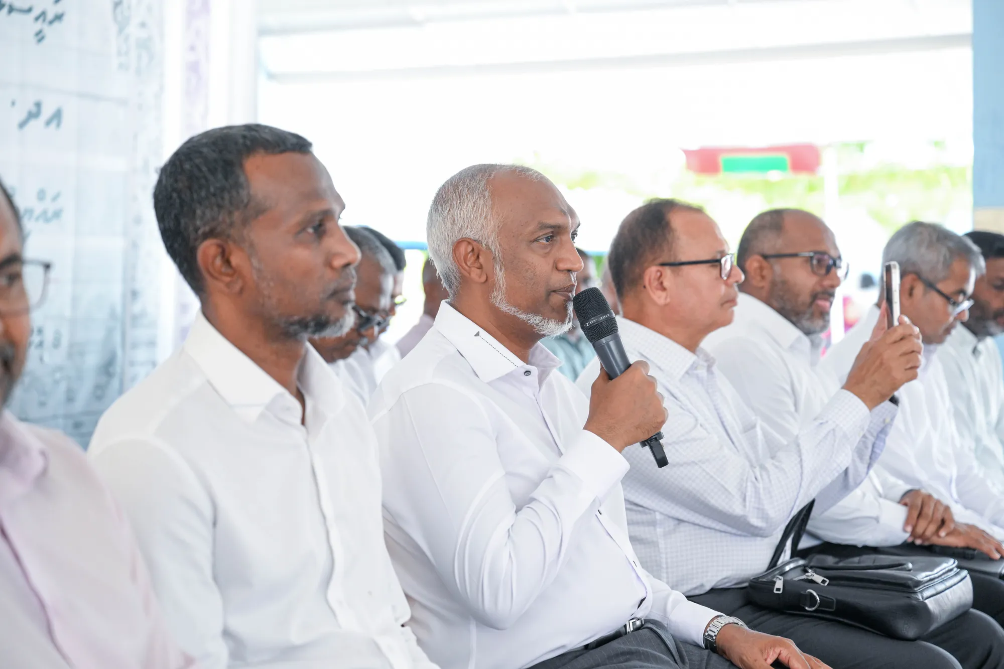 ރައީސް ޑރ. މުޙައްމަދު މުޢިއްޒު ރަށެއްގެ ރައްޔިތުންނާއި ބައްދަލުކުރައްވައި ވާހަކަފުޅު ދައްކަވަނީ -- ފޮޓޯ: ރައީސް އޮފީސް