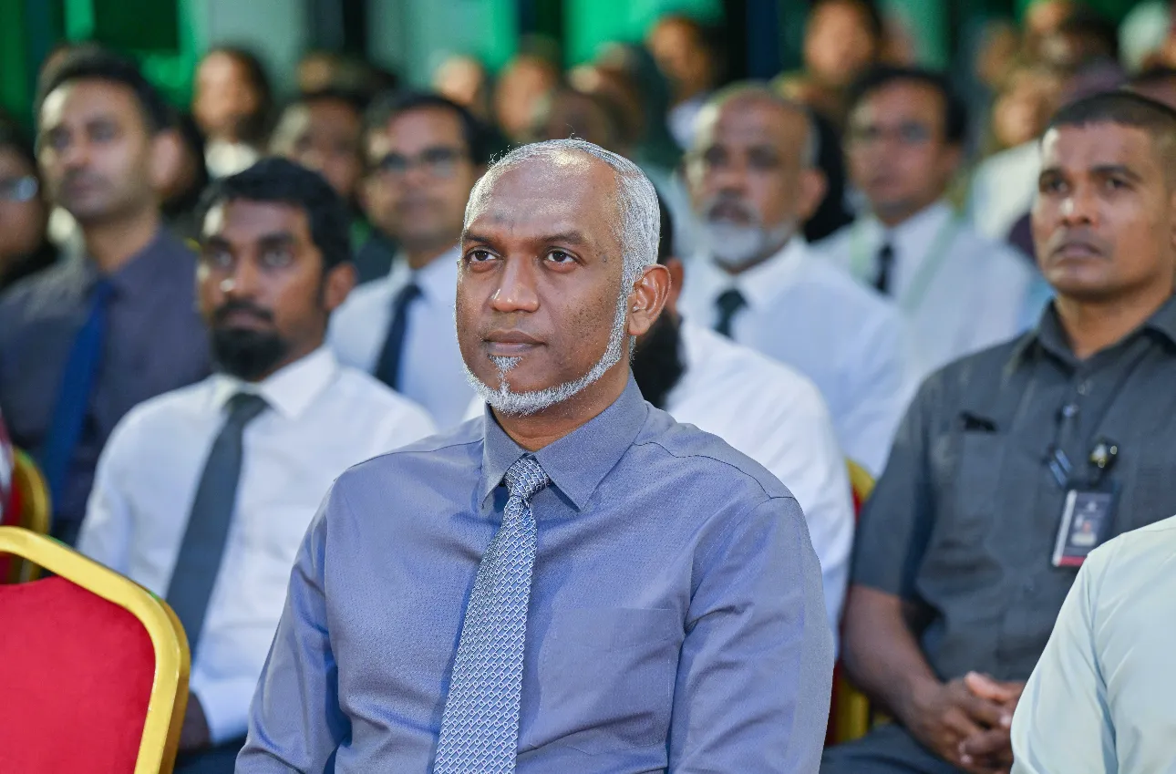ރައީސް މުޢިއްޒު: ފޮޓޯ/ ރައީސް އޮފީސް