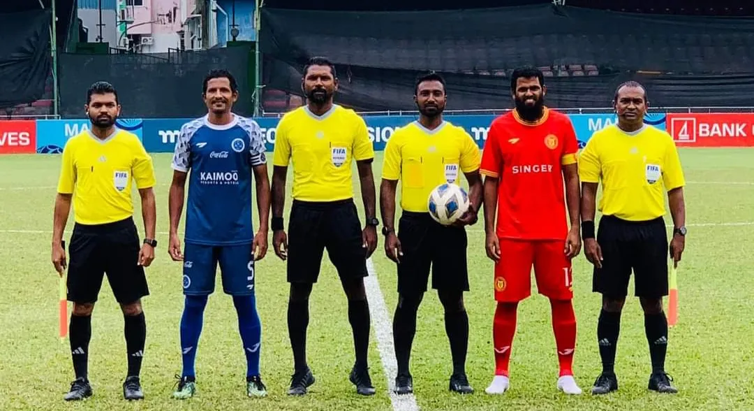 ނިއުރޭޑިއަންޓް އާއި ވިކްޓަރީ ވާދަކުރި މެޗު ފެށުމުގެ ކުރިން ދެޓީމުގެ ކެޕްޓަނުން ފޮޓޯއަކަށް ހުއްޓިގެން