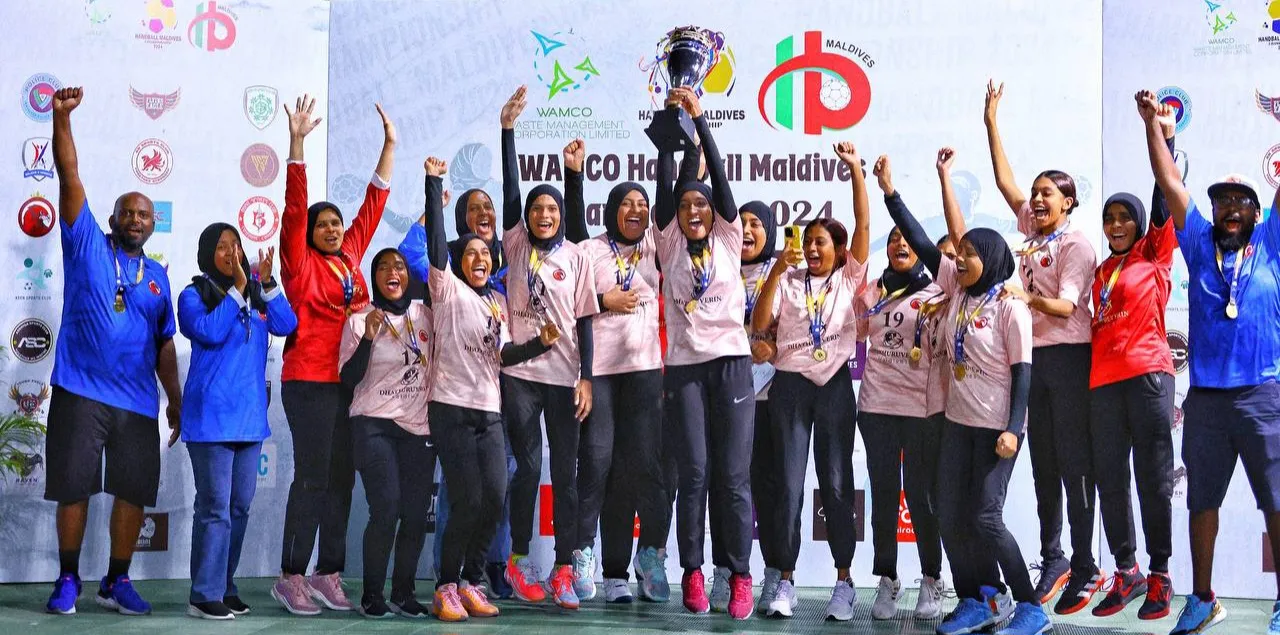 ރެޑްހޯކްސް ކުޅުންތެރިން މުބާރާތުގެ ޓްރޮފީއާއެކު... ފޮޓޯ: ގާފު ސްޕޯޓްސް / ހުސެއިން