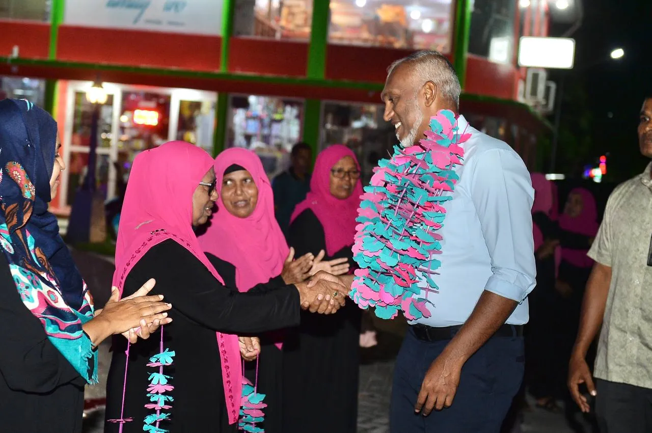 ކުޑަހުވަދޫއިން މުއިއްޒަށް ހޫނު މަރުހަބާއެއް، ސަޕޯޓަރުން ބުނަނީ އެއްބުރުން ހޮވާނެކަމަށް!