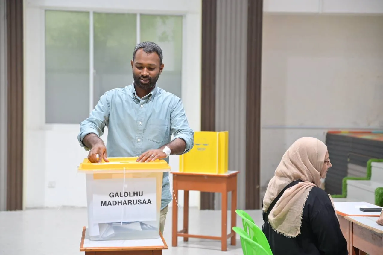 މީކާއިލް ބަލި ޤަބޫލު ކުރައްވައި ރައީސް ނަޝީދަށް މަރުހަބާ ދަންނަވައިފި