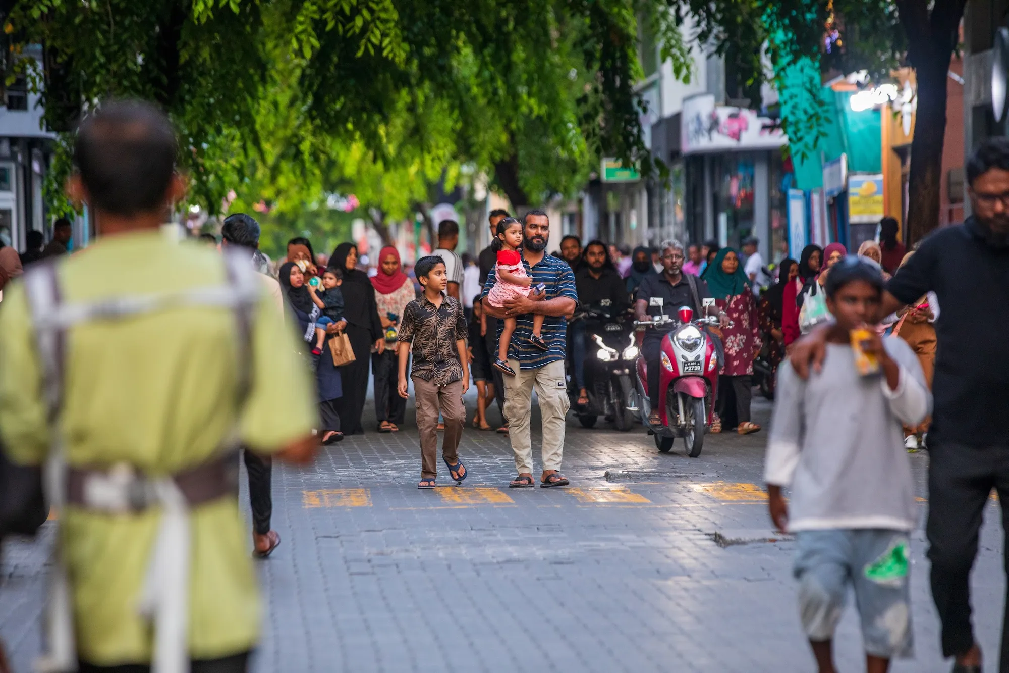 ވެހިކަލް މަނާ ދުވަހެއްގައި ގިނަ ބަޔަކު މަގުމަތީ ހިނގާފައި -- ފައިލް ފޮޓޯ