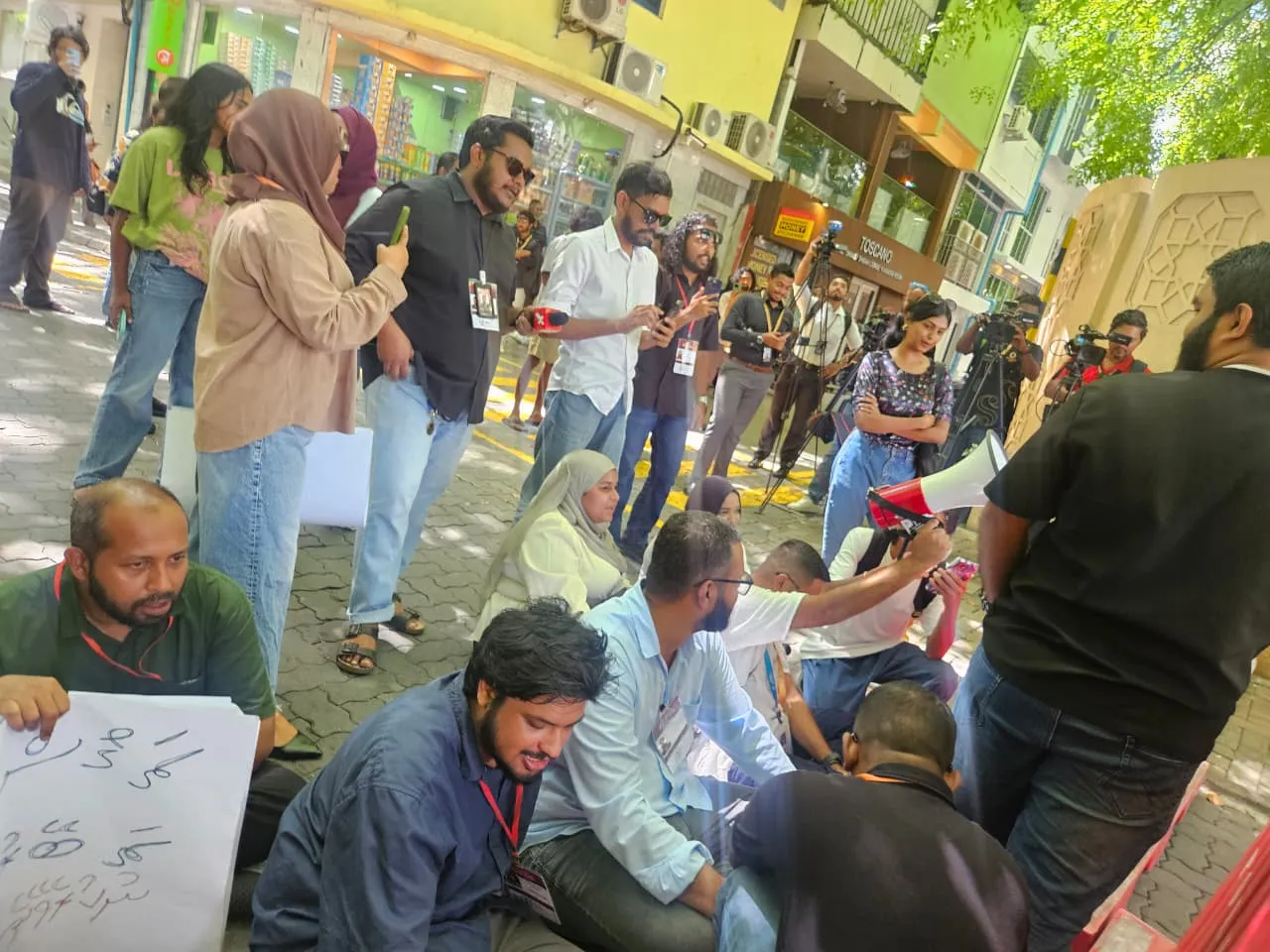 ަމަޖިލީހުގެ އިދާރާ ކައިރީ ބައެއް ނޫސްވެރިން-- ފޮޓޯ: ވޮއިސް