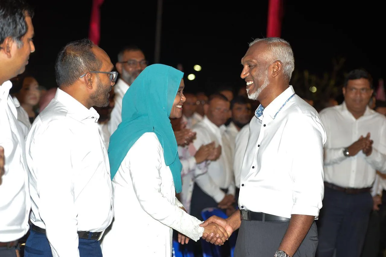 ޑރ. މުޢިއްޒު "ހަރުކަށި" ފިކުރޭ ބުނާ މީހުންނަށް އަނބިކަނބަލުން ސާޖިދާ ދެއްވީ ފުރިހަމަ ރައްދެއް!