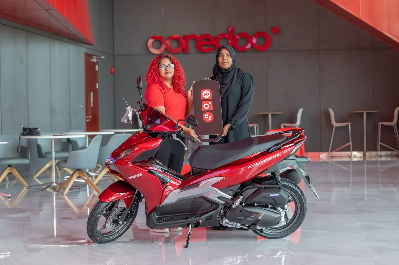 Ooredoo Maldives handing over motorcycle to lucky winner (Photo/Ooredoo Maldives)