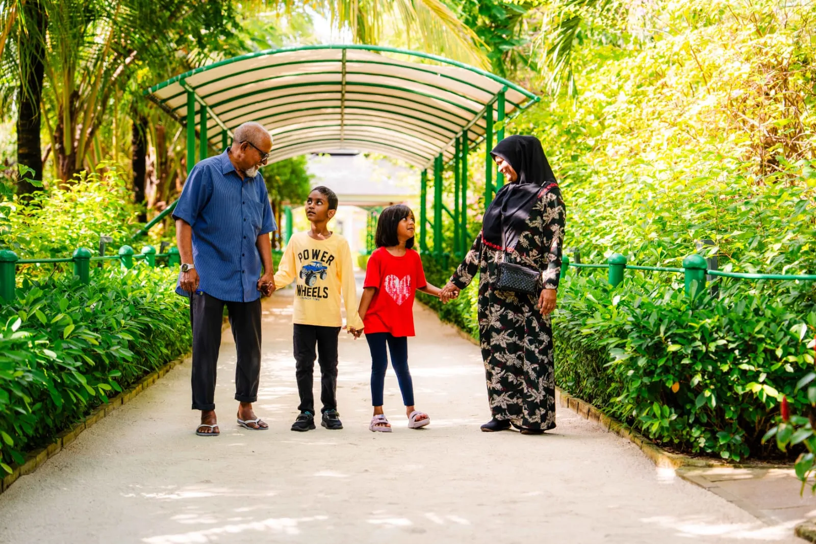 ކާފަ އަދި މާމައަކު، އެމީހުންގެ ކާފަ އަދި މާމަދަރިންނާއެކު އުފާވެރި ވަގުތުކޮޅެއް ހޭދަކޮށްލަނީ... ފޮޓޯ: ވޮއިސް