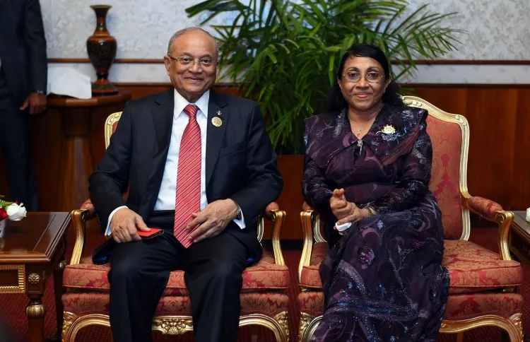 ކުރީގެ ރައީސް މައުމޫން އަބްދުލް ޤައްޔޫމް އާއި އެމަނިކުފާނުގެ އަނބިކަނބަލުން، މެޑަމް ނަސްރީނާ އިބްރާހިމް