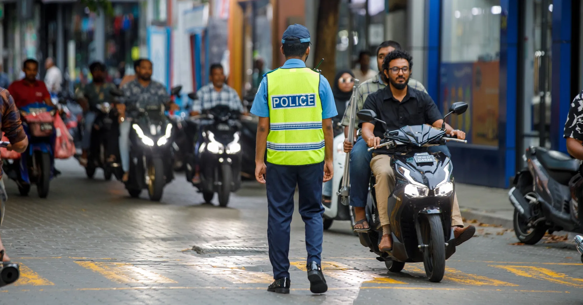 ދިވެހި ފުލުހަކު މާލޭގެ މަގެއްގައި - ފައިލް ފޮޓޯ: ދުވަސް