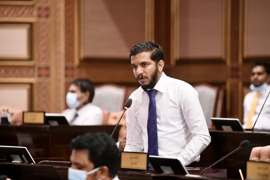"ހަމައެކަނި މެޑަމް ފަޒުނާއާ ޖެހުނީމާ، އެޗްއާރްސީއެމް ހޭލުމުން, ކޮމިޝަންގެ މިނިވަންކަން އޮތް ހިސާބު ފެނޭ!"