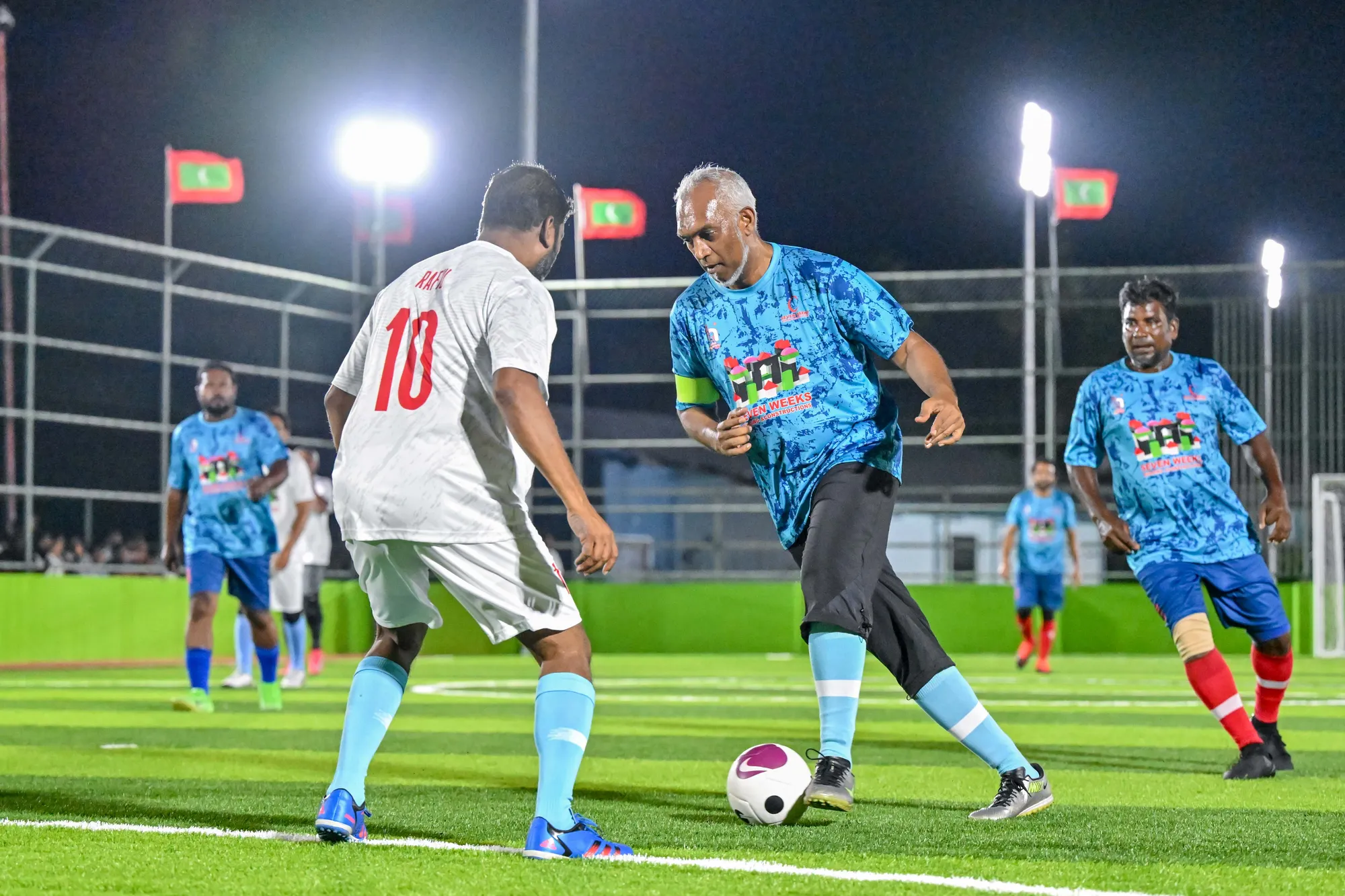 ރައީސް ޑރ. މުޙައްމަދު މުޢިއްޒު، ދ. މީދޫ ފުޓްސަލް ދަނޑު ހުޅުއްވައިދެއްވުމަށްފަހު ކުޅުއްވަނީ -- ފޮޓޯ: ރައީސް އޮފީސް