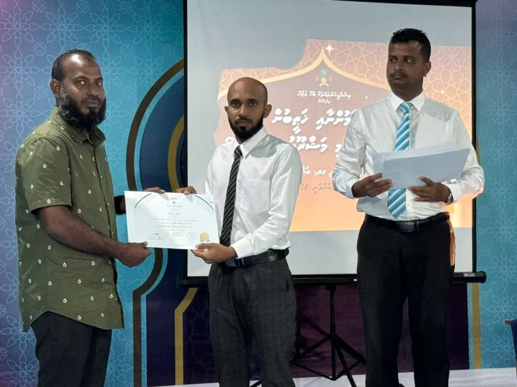 އިމާމުން ތާޒާކުރުމުގެ ޤައުމީ މަޝްރޫޢު 2024 ގެ ފުރަތަމަ ބުރު  ނިންމި ބައިވެރިންނާއި ލިޔުން ހަވާލު ކުރުން-- ފޮޓޯ: މިނިސްޓްރީ
