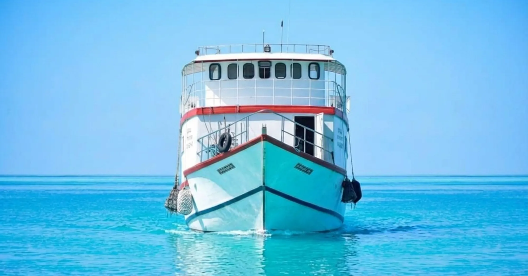 ފަރަކަށް އުރި އަޑިއަށްދިޔަ އުދަރެސް ބޯޓު - މިއީ 2020 ވަނަ އަހަރު ކަނޑުމަތީ ހާދިސާއެއްގައި އުދަރެސް ބޯޓުން އެހެން ބޯޓަކަށް އެހީތެރިކަން ފޯރުކޮށްދިން އިރުގެ މަންޒަރެއް - މަންޒަރުން ފެންނަ ދެވަނަ ދޯނި އޭއައިގެ އެހީގައި ވަނީ ފޮހެލެވިފައި (އަސްލު ފޮޓޯ: އާސިފް)