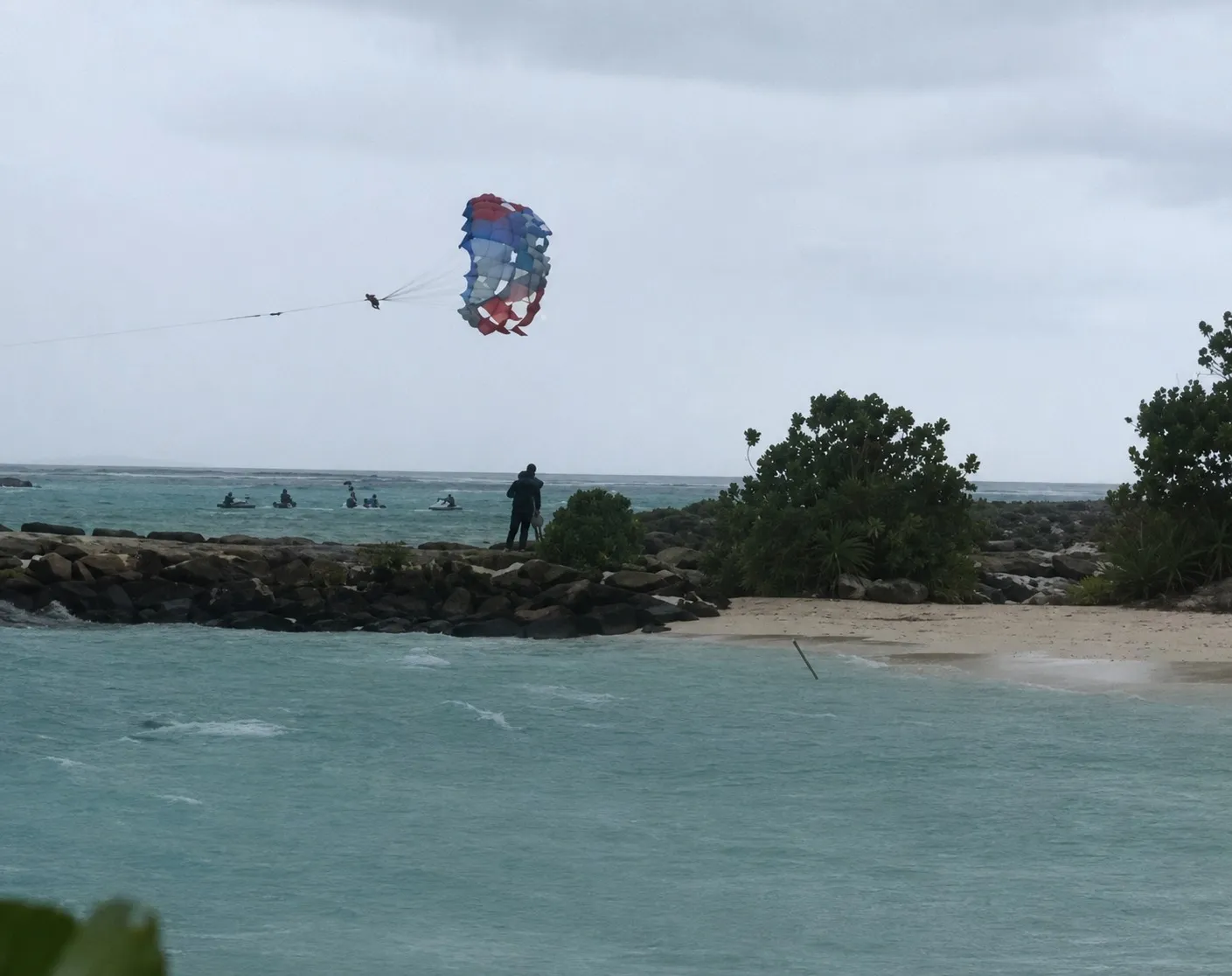 ޕެރެސައިލިން ފަލައިގެންދިޔަވަގުރު.. ފޮޓޯ: ދައުރުވަމުންދާ ވީޑިއޯއިން ނަގާފައި