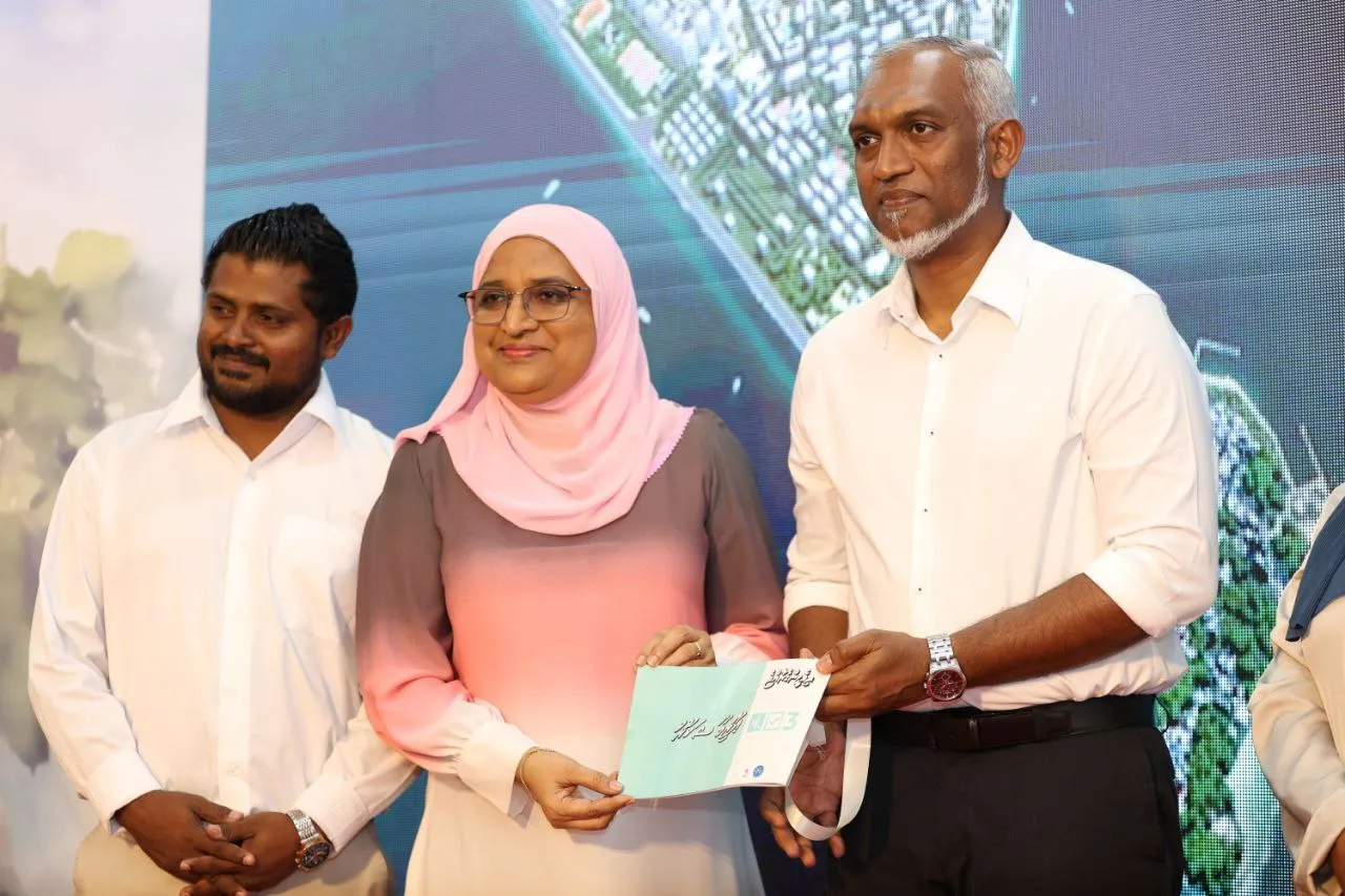 ރައީސް ޑރ. މުހައްމަދު މުއިއްޒު އާއި އާޒިމާ ޝަކޫރު/ ފޮޓޯ: ވޮއިސް