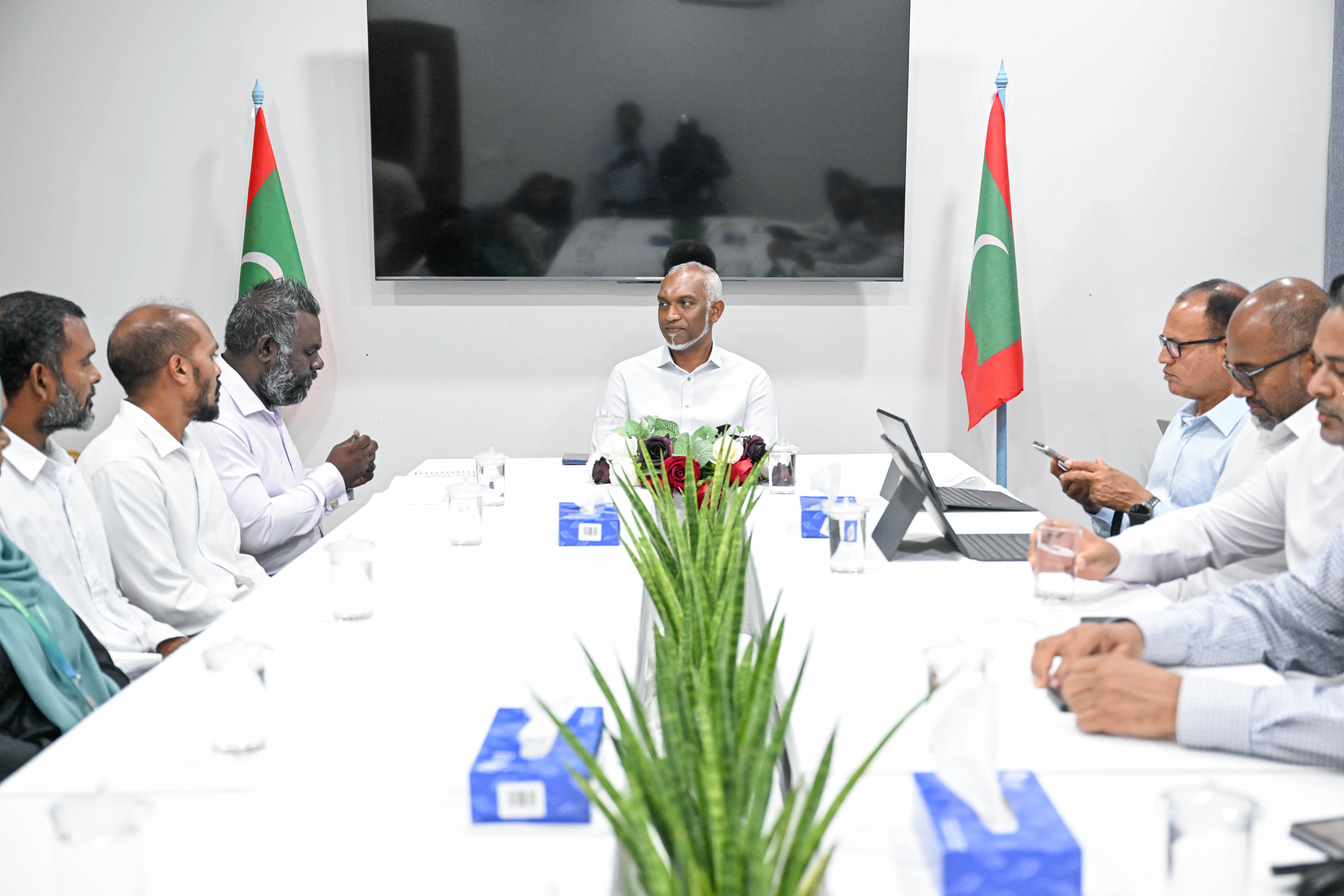 ރައީސުލްޖުމްހޫރިއްޔާ ށ. ފޭދޫ ކައުންސިލާއި އ.ތ.މ. ކޮމިޓީ އާއި ރަށުގެ ބައެއް މުއައްސަސާތަކުގެ އިސްވެރިންނާ ބައްދަލުކުރައްވައިފި