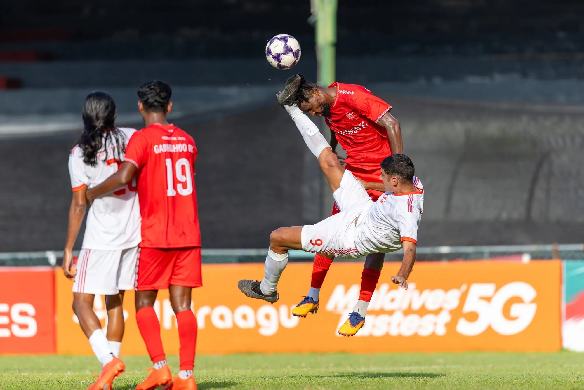 ދިވެހި ޕްރިމިއާލީގްގައި މިއަދު ހަވީރު ގައްދޫ އަދި ބުރު ބައްދަލުކުރިމެޗްގެ ތެރެއިން.. ފޮޓޯ: ދިވެހި ޕްރިމިއާލީގް